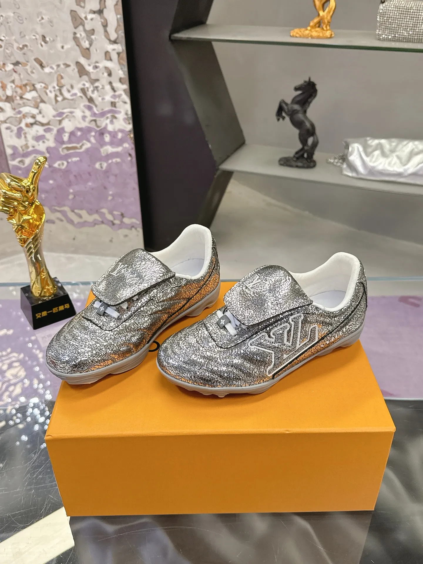 Men's shoes: 720💰 LV Louis Vuitton's latest Foot men's shoes💰print series Couple's football sneakers Original purchase, development and production This Foot men's shoes💰print Soccer sneakers are men's shoes💰pharrell Williams' first sneakers inspired by football shoes. The shoe is inspired by football that spans generations and cultures. The shoe is known for its sleek design, with the dynamic IV Initials logo on the side, the tongue embellished with the Lvers United badge inspired by the football team, and the sole pattern rubber sole decorated with multiple Louis Vuitton logos. Exquisite packaging at the delivery counter🛍📦 ▪️Material: Original imported top-layer cracked cowhide ▪️Inner: Original custom-made soft sheepskin lining ▪️Sole: original molded two-color T men's shoes 💰pU combination sole ▪️Sole thickness: 3.5CM ▪️Size: women's 35-41 / men's 39-45